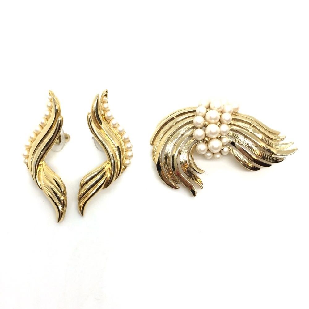 VINTAGE SET MONET PEARL GOLD TONE  ABSTRACT WAVE BROOCH EAR CLIMBER EARRINGS